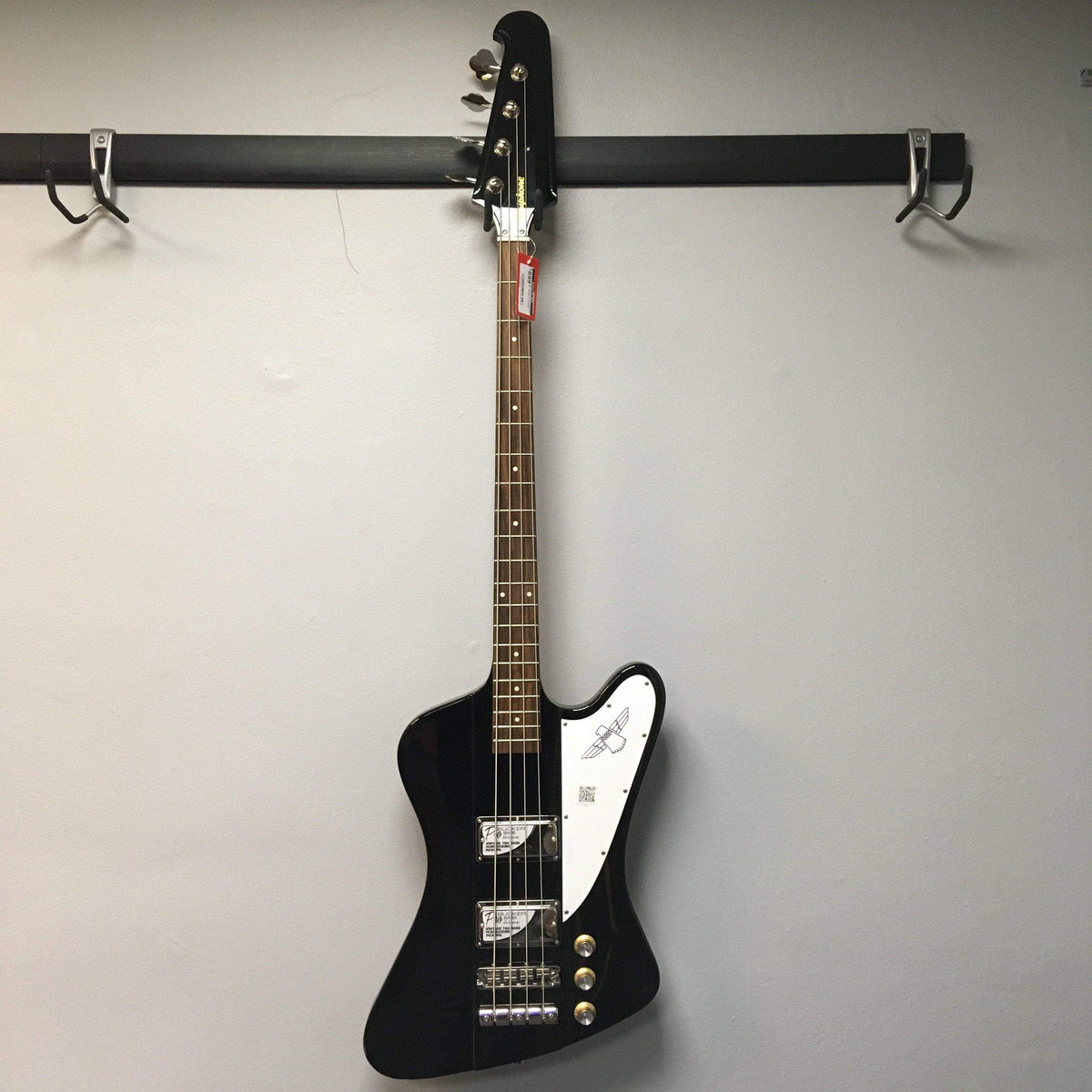 Epiphone Thunderbird Vintage PRO Bass Black, electric guitar with sleek design, displayed on a wall, featuring ProBucker™ Bass Humbuckers and vintage-styled 60s hardware.