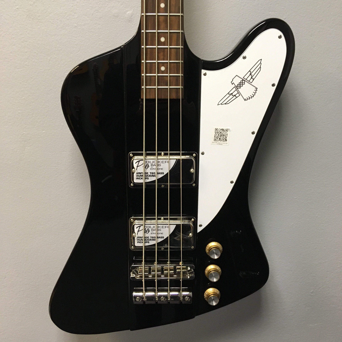 Epiphone Thunderbird Vintage PRO Bass Black, featuring ProBucker™ Bass Humbuckers, vintage styled 60s bridge, and open-gear Bass Tuners with Clover buttons.