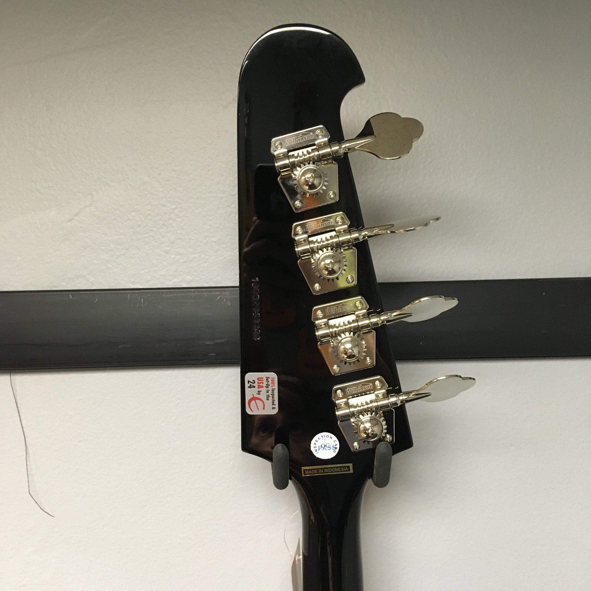 Epiphone Thunderbird Vintage PRO Bass in Black, featuring silver knobs, classic design, and ProBucker™ Bass Humbuckers for versatile tones.