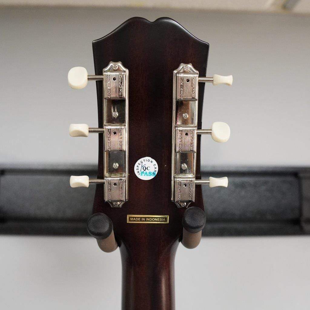 Epiphone Masterbilt J-45 Aged Vintage Sunburst Gloss, showcasing the solid mahogany back of the acoustic guitar with a classic design.