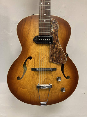 Godin 5th Avenue Kingpin P90 Cognac Burst, archtop electric guitar with a vintage look, featuring Canadian Wild Cherry body, Silver Leaf Maple neck, and Rosewood fingerboard.