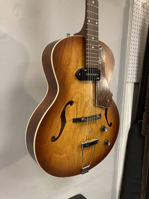 Godin 5th Avenue Kingpin P90 Cognac Burst archtop electric guitar, featuring a polished Canadian Wild Cherry body and floating pickguard.