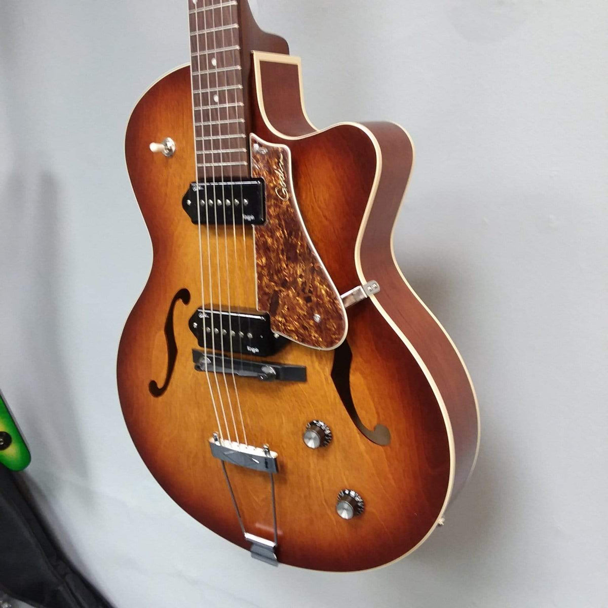 Godin 5th Avenue CW Kingpin II Cognac Burst electric guitar with dual P90 pickups on display.