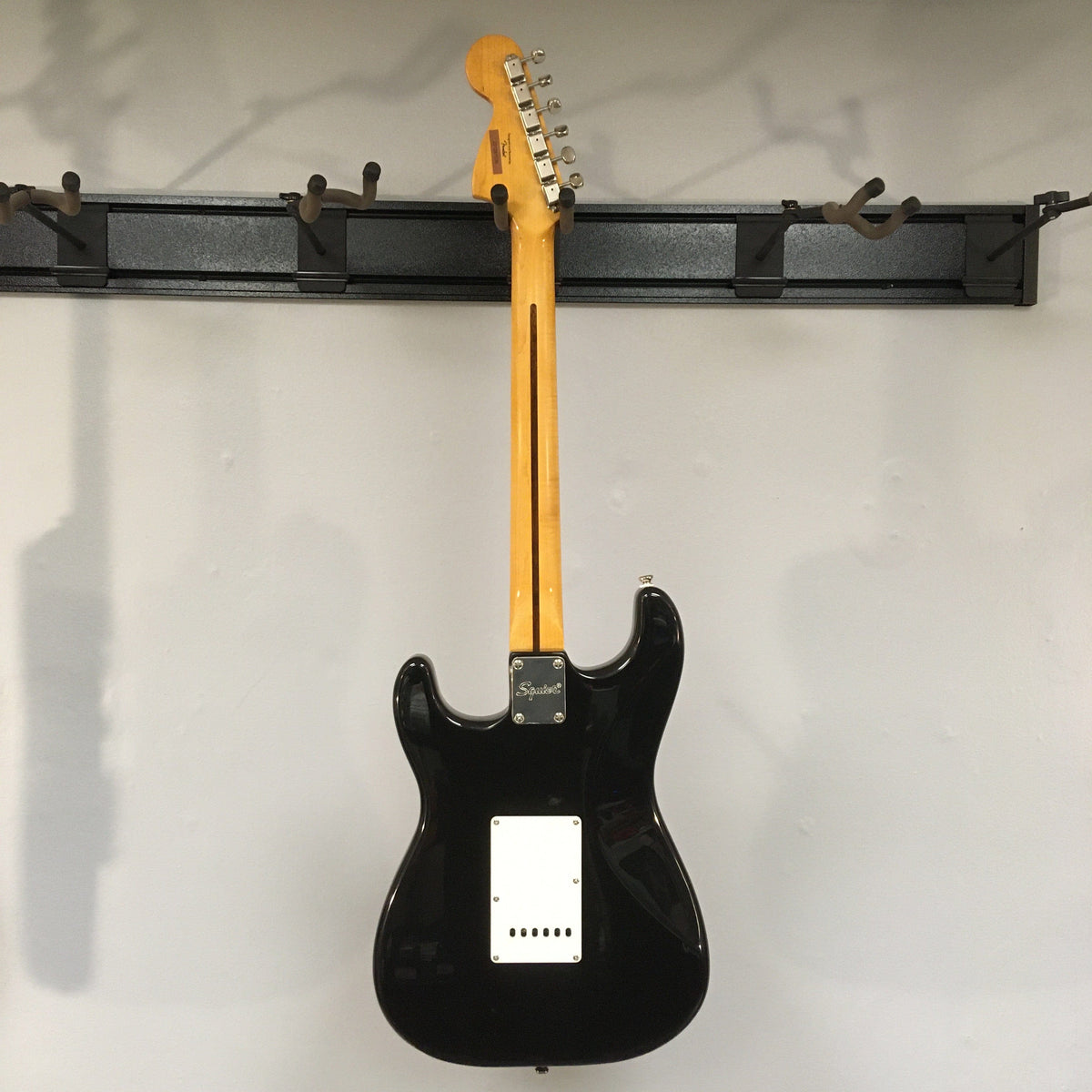 Squier Classic Vibe '70s Stratocaster Black Refurb, featuring 1970s-inspired headstock, alnico single-coil pickups, nickel-plated hardware, and vintage-tint gloss neck finish.