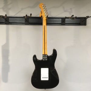 Squier Classic Vibe '70s Stratocaster Black Refurb, featuring 1970s-inspired headstock, alnico single-coil pickups, nickel-plated hardware, and vintage-tint gloss neck finish.
