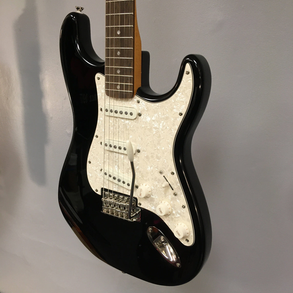 Squier Classic Vibe '70s Stratocaster Black Refurb, showcasing close-up views of strings and headstock, highlighting vintage-inspired design and Fender-Designed alnico pickups.