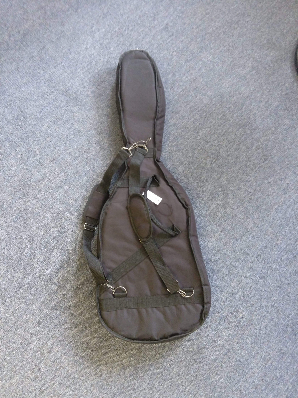 STADIUM RD-2 ELECTRIC GUITAR GIGBAG, black, lying on carpet, showcasing its sleek design and durable construction for optimal guitar protection.