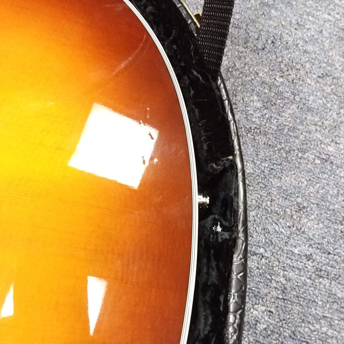 Close-up of Taylor T5C 2006 guitar with Custom Fishman Matrix Piezo, showcasing detailed craftsmanship and equipped for versatile acoustic and electric sounds.