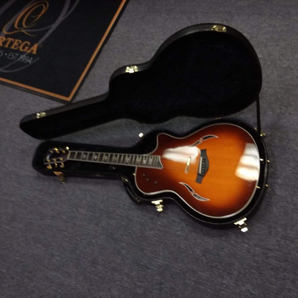 Taylor T5-C 2006 guitar with Custom Fishman Matrix Piezo in a case, ideal for versatile sound and stage performance.