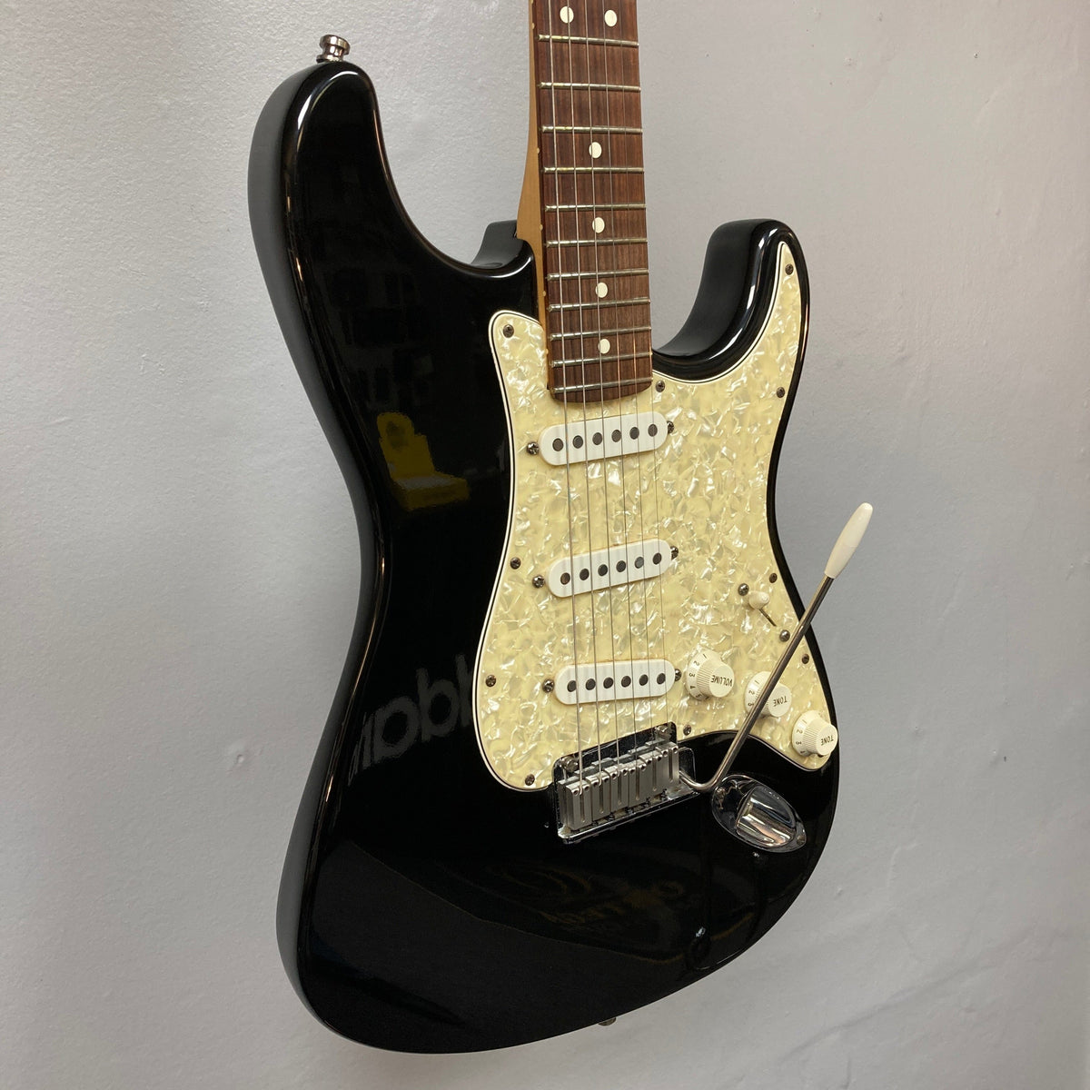 1995 Fender Stratocaster Standard Black w/case/consign/used