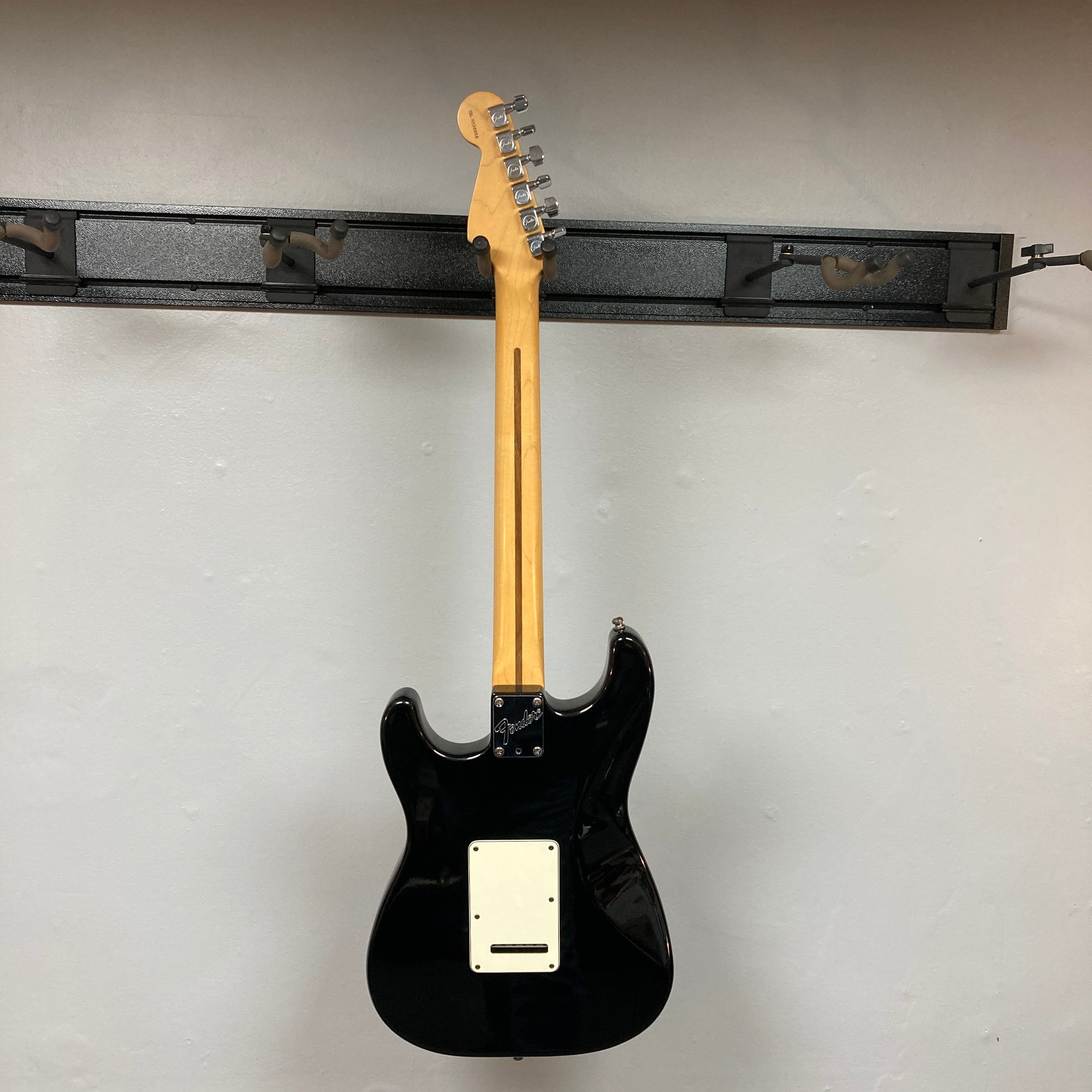 1995 Fender USA Stratocaster Standard Black w/case/consign/used