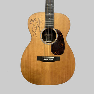 Martin 00X1AE Acoustic-Electric Guitar with a Richie Kotzen autograph on the wooden body and a dark tortoiseshell pickguard.