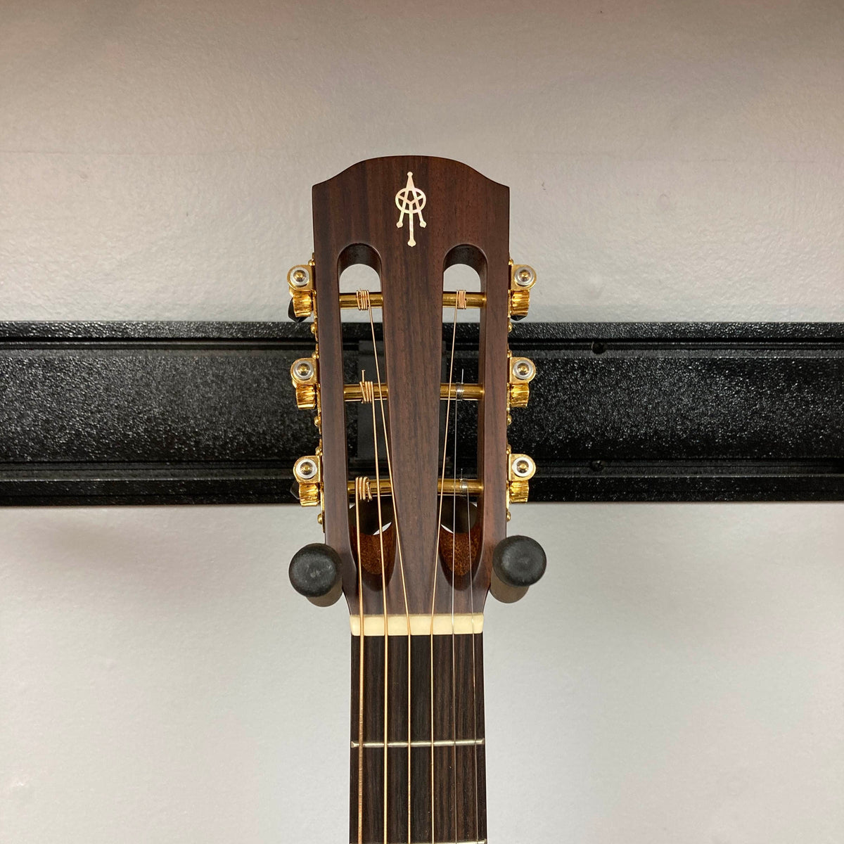 Slotted headstock of an Alvarez DYMR70SB Yairi Masterworks Acoustic Guitar Sunburst w/Case Used, featuring gold tuning machines and a logo inlay at the top.