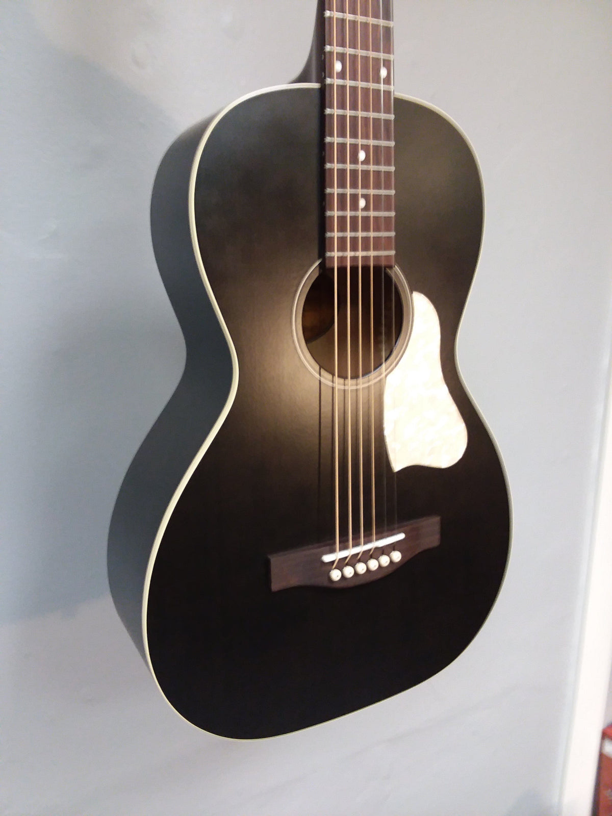 Art & Lutherie Roadhouse Faded Black A/E Parlor