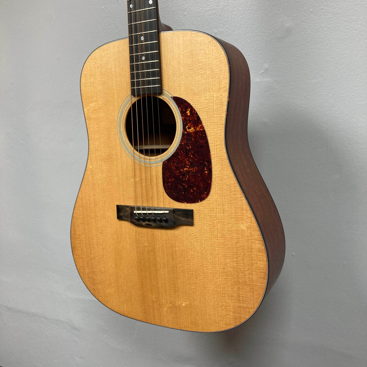Eastman E1D Dreadnought Natural w/Gigbag Used acoustic guitar with a solid Sitka spruce top, dark wood sides, and a tortoiseshell pickguard.