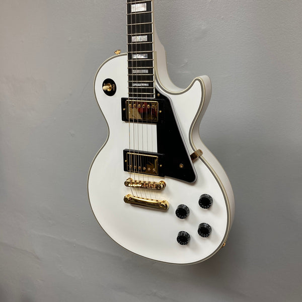 Epiphone Les Paul Custom ホワイト Epiphone The Iconic Les Paul in Formal Attire – Gibson