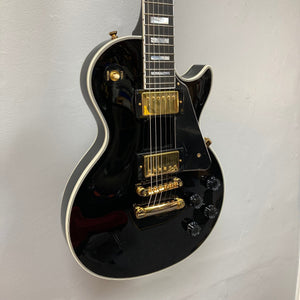 Epiphone Les Paul Custom Inspired by Gibson Ebony w/Case, featuring gold accents, humbuckers, Tune-o-matic bridge, and a mahogany body with maple top.