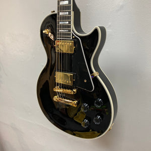 Epiphone Les Paul Custom Inspired by Gibson Ebony electric guitar with gold hardware, featuring dual humbuckers, Tune-o-matic bridge, and hardshell case.