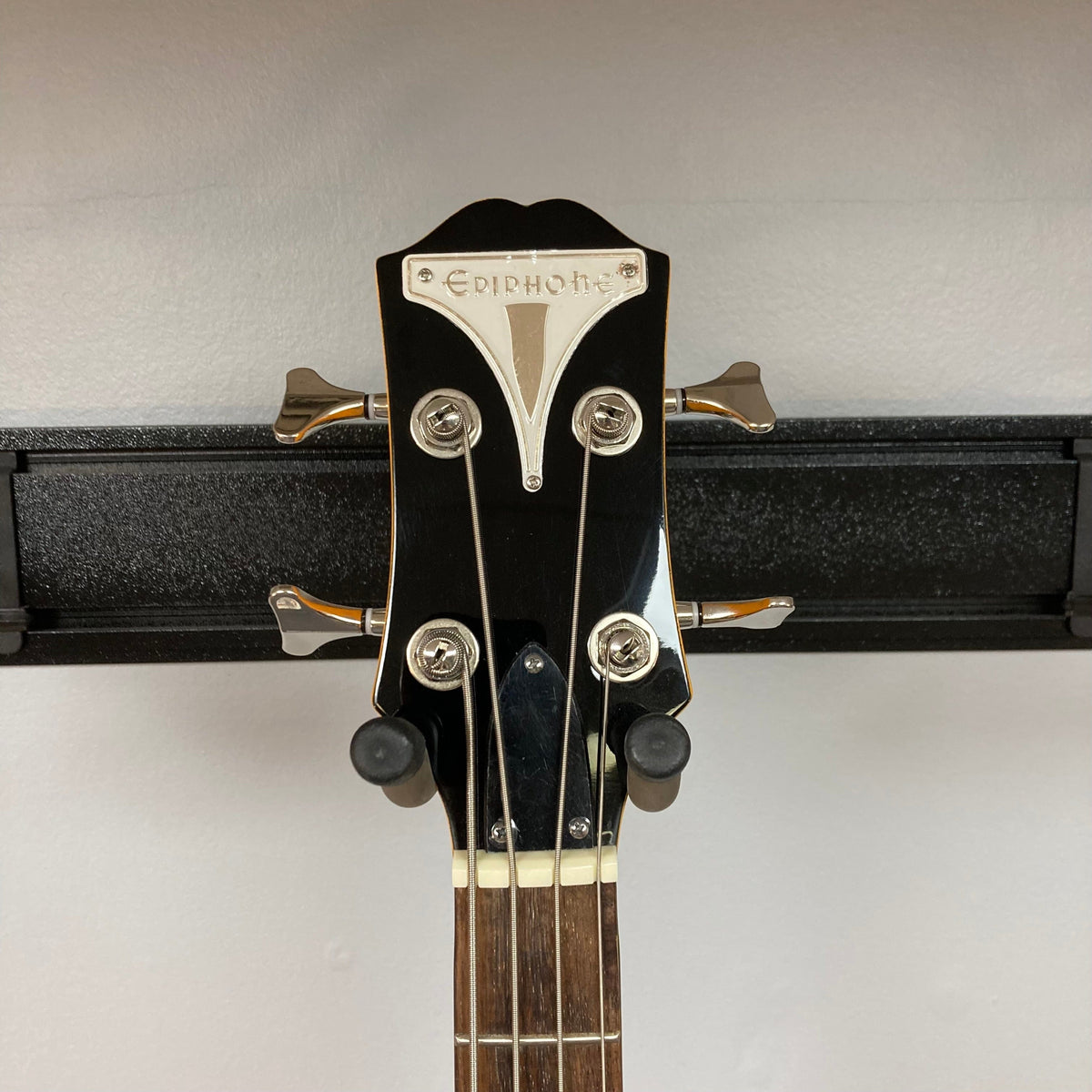 Epiphone Newport Bass California Coral headstock with tuners, showcasing its vintage design and craftsmanship.