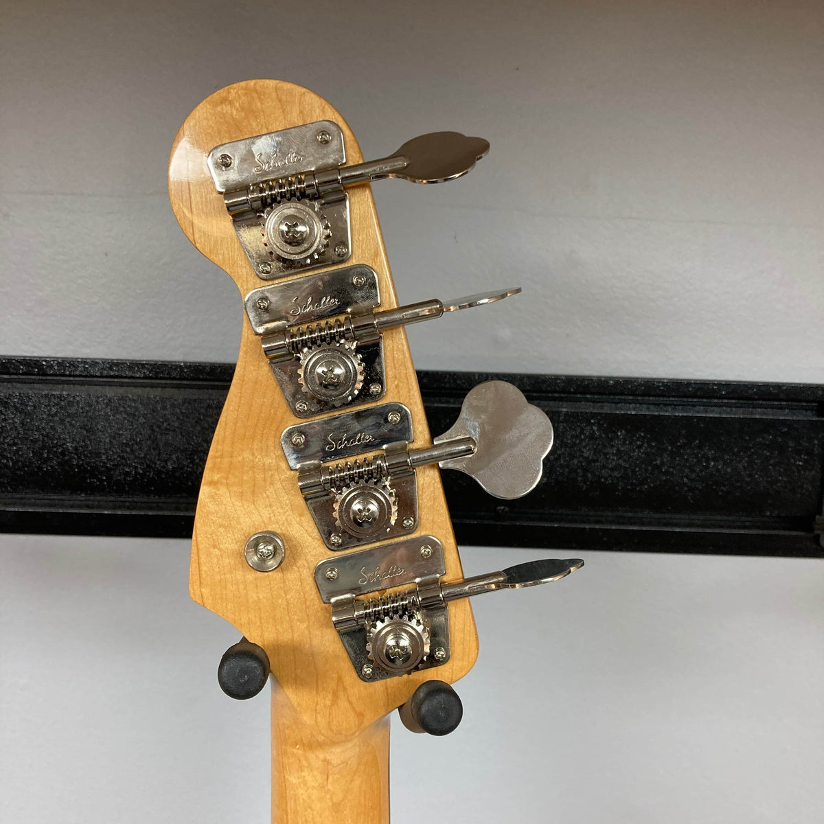 The back of a Fender American Vintage '62 Precision Bass Olympic White 2005 shows four Schaller-branded tuners on light wood—a classic detail of this Fender vintage reissue.