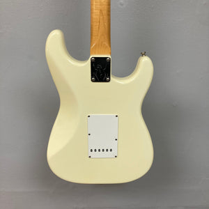 Fender Artist Series Jimi Hendrix Tribute Stratocaster USA 1997, pristine white electric guitar with original case and accessories, ideal for collectors and enthusiasts.