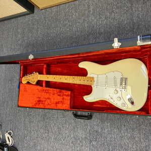 Fender Artist Series Jimi Hendrix Tribute Stratocaster USA 1997 in pristine condition, displayed in an orange-lined case with original accessories.