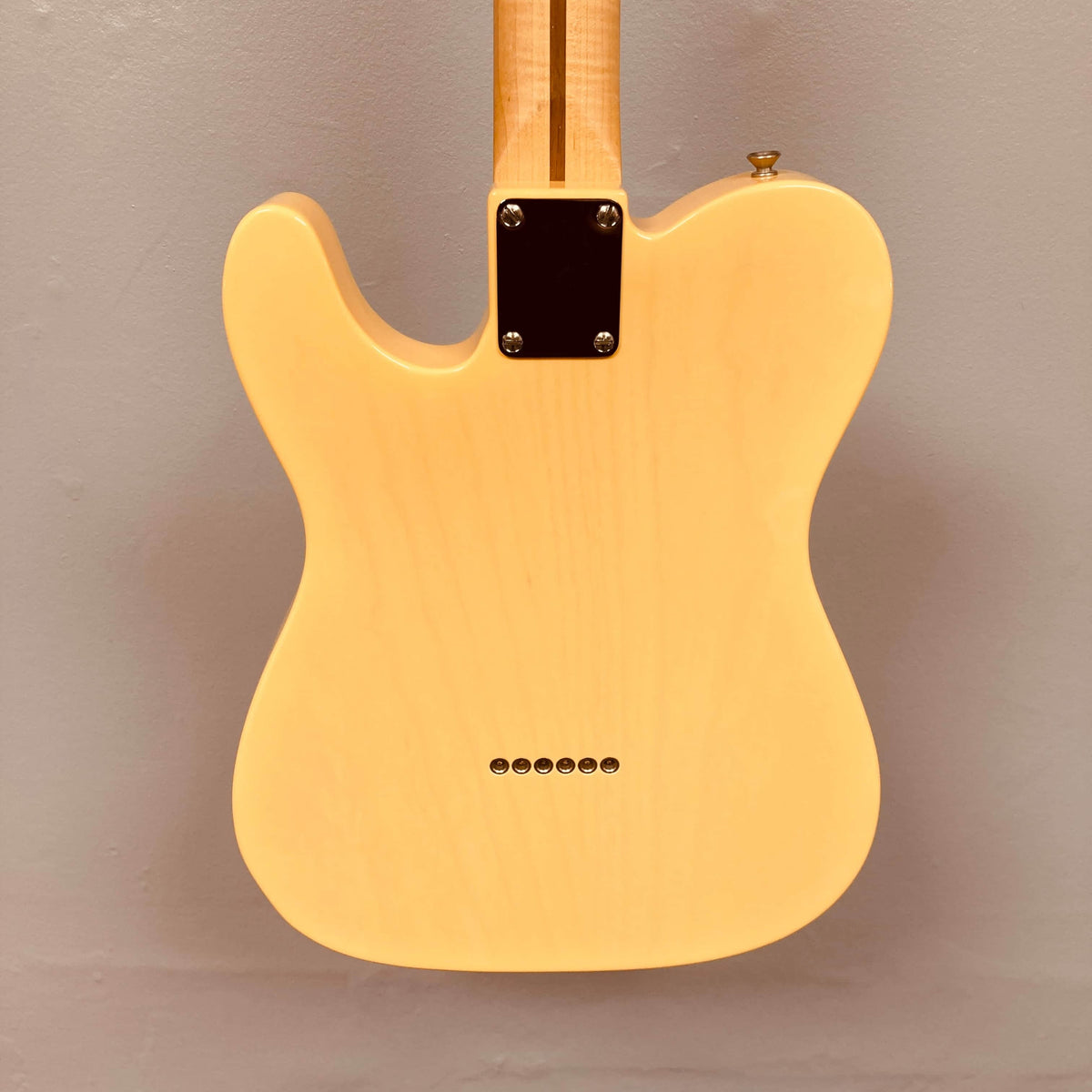 A close-up of the Fender Custom Shop '51 Reissue Nocaster NOS 2006 showcases its intricate craftsmanship and classic vintage charm.