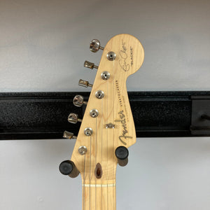 Fender Eric Clapton Artist Series Stratocaster USA 2001, featuring a close-up of the guitar neck with pegs, showcasing its pristine condition.