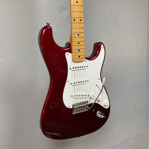 Fender Japan Stratocaster Candy Apple Red 2004 w/Case – Electric guitar on display, highlighting its vibrant finish and pristine condition.