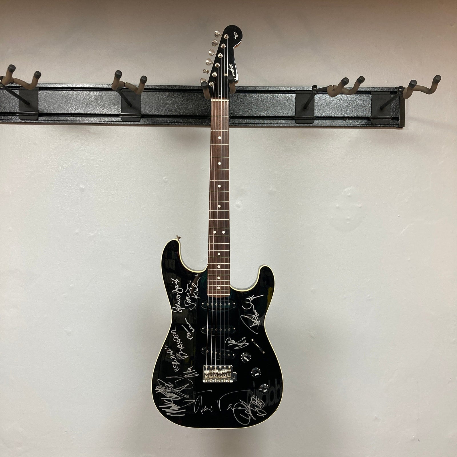 Fender MIJ Aerodyne Stratocaster Signed by 9 Rock Legends – Rock &amp; Roll Fantasy Camp 2007