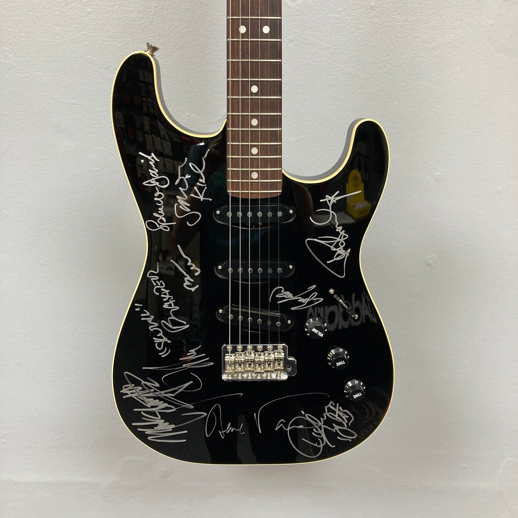 Fender MIJ Aerodyne Stratocaster Signed by 9 Rock Legends – Rock &amp; Roll Fantasy Camp 2007