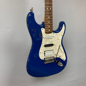 Fender MIM Stratocaster Blue 1998 w/Case Used, showcasing a blue and white electric guitar with a double-cutaway body and versatile pickups.