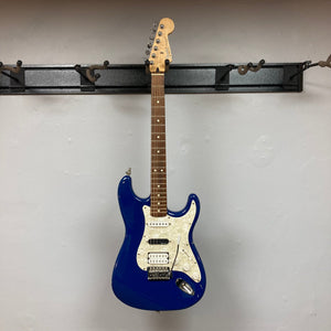 Fender MIM Stratocaster Blue 1998, electric guitar on a hook, featuring a double-cutaway body and versatile pickups.