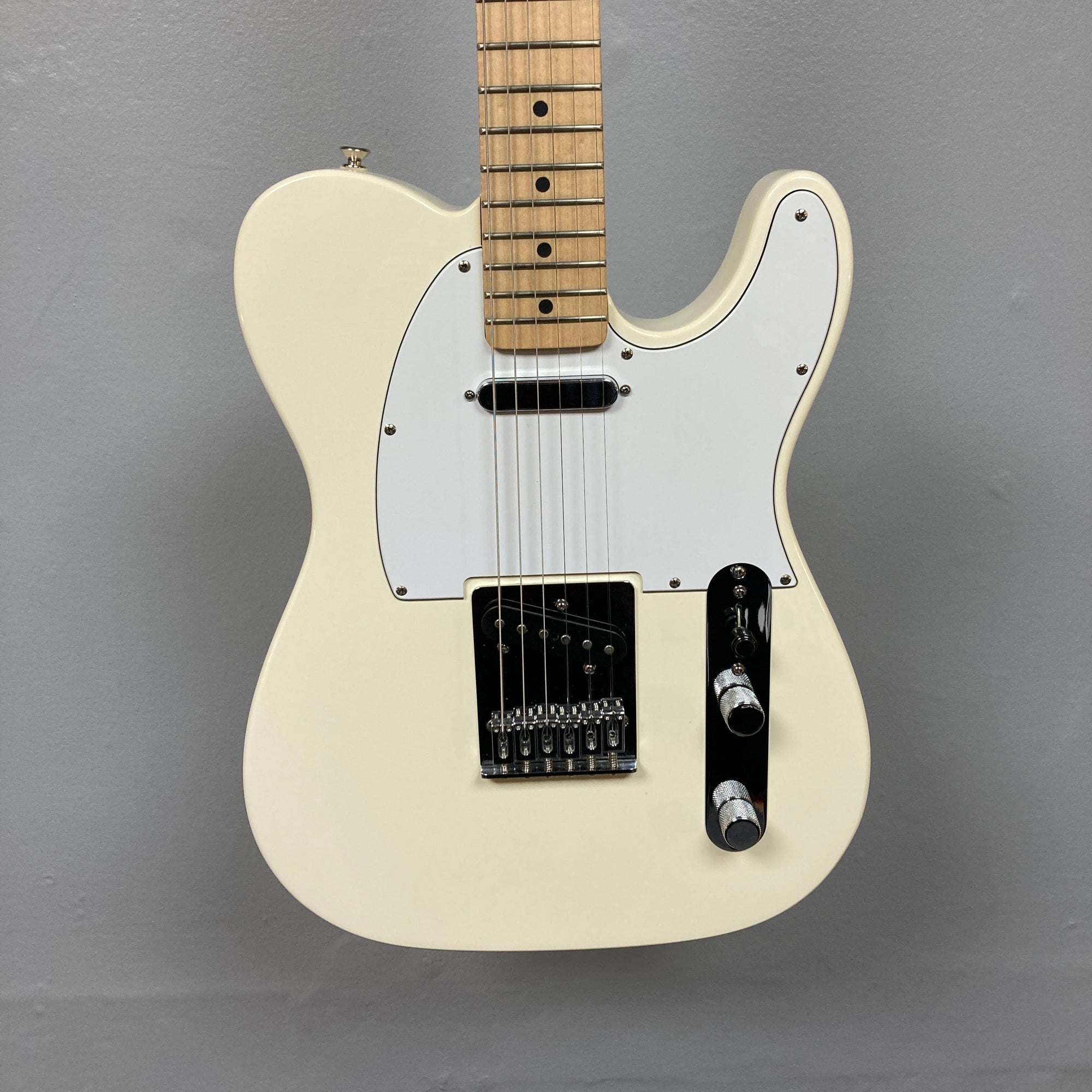 Fender Standard Telecaster 2008 Arctic White, featuring black knobs and a maple neck, known for its classic tone and sleek design.