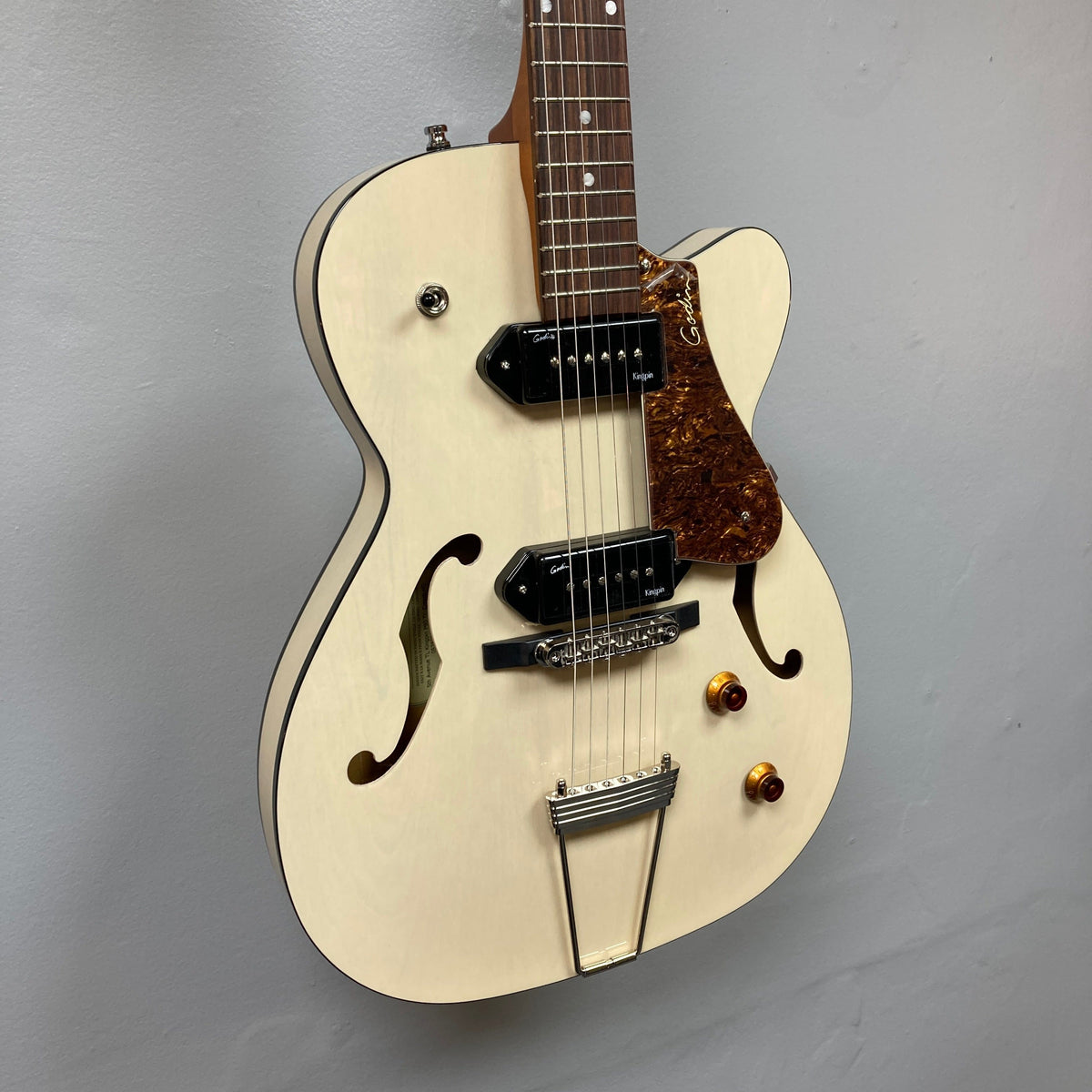 Godin 5th Ave TL Kingpin P90 Trans Cream HG, a white electric guitar with distinctive design, showcasing brown and black hardware, emphasizing its tonal versatility.