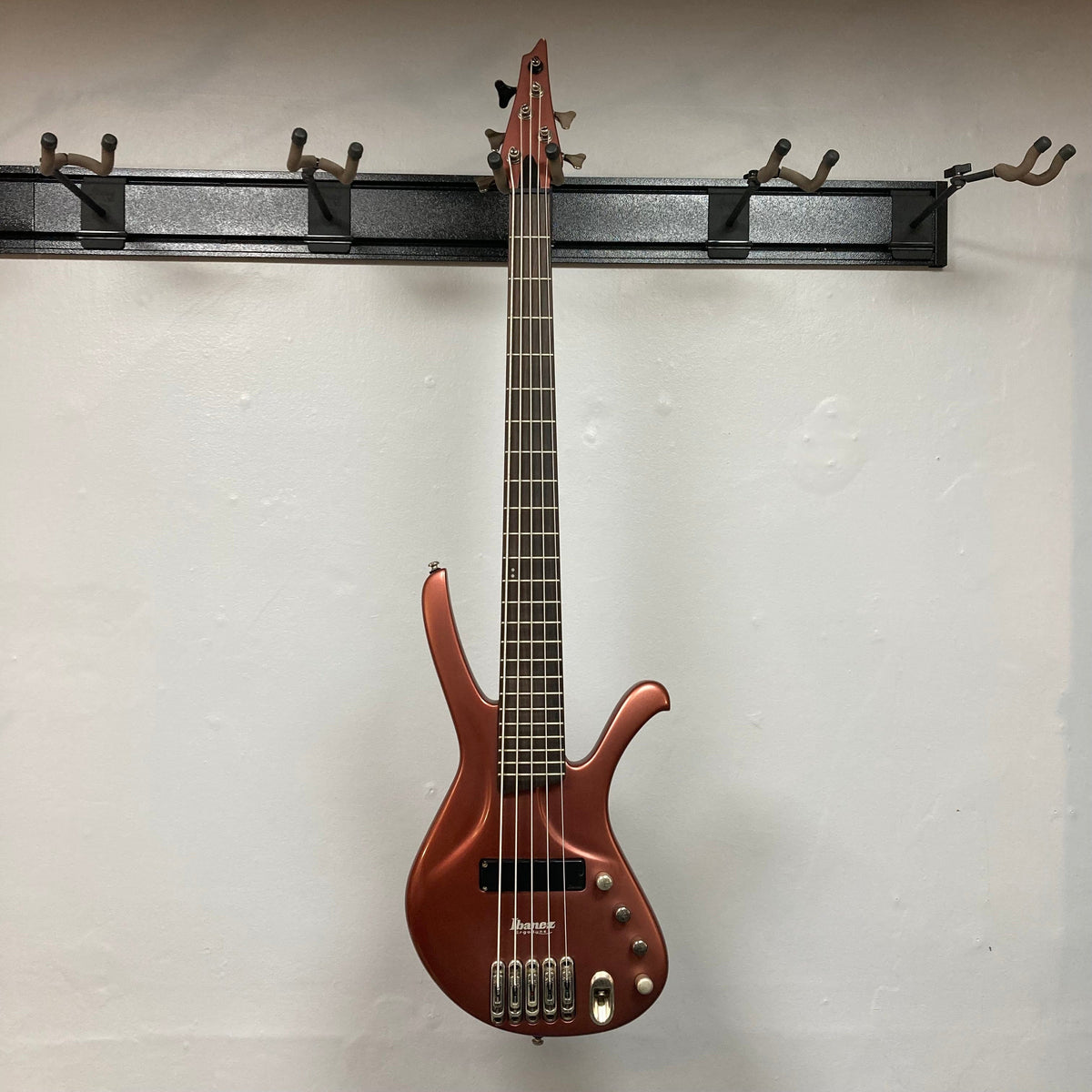 Ibanez Ergodyne Eda 905 5-string bass guitar on display, showcasing its lightweight Luthite body and innovative Fishman Piezo Mono-Rail II bridge.