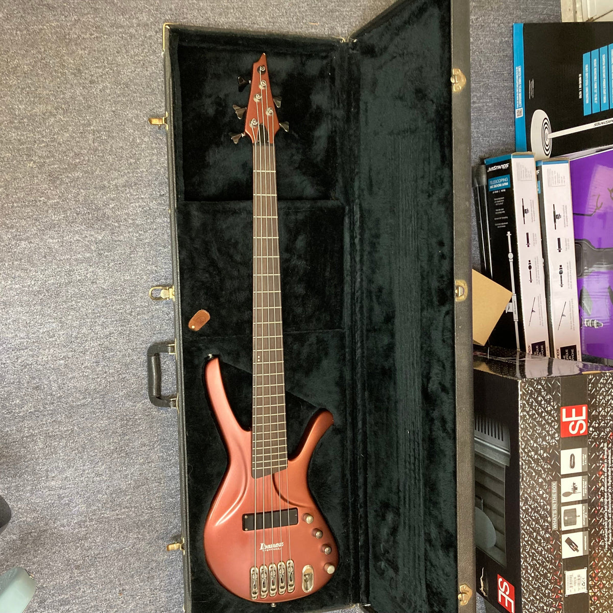 Ibanez Ergodyne Eda 905 5-string bass in its case, showcasing a lightweight Luthite body and Fishman Piezo Mono-Rail II bridge for enhanced clarity.