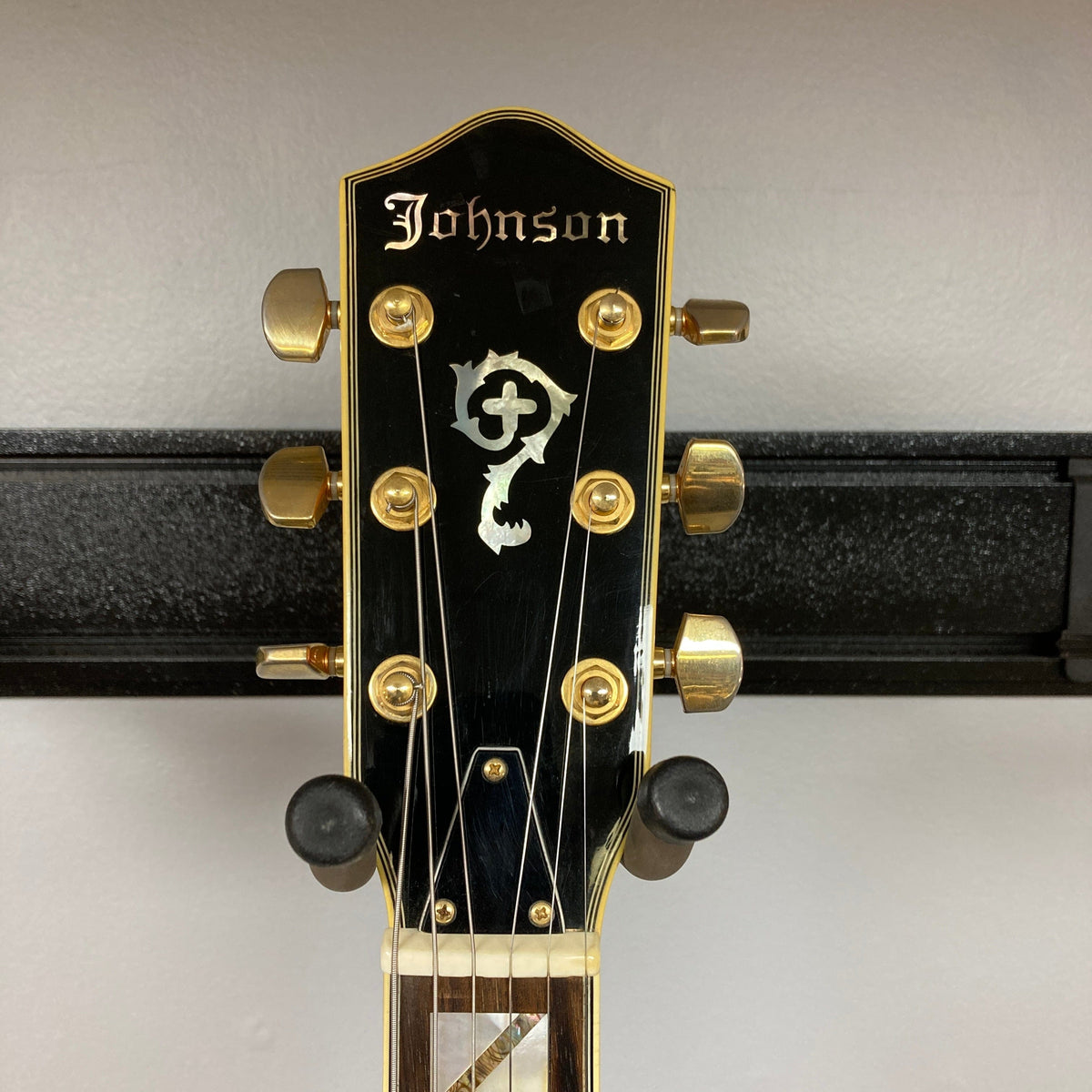 Johnson JH-250-C Semi Hollow Cherry Burst guitar head with gold knobs, highlighting intricate design and craftsmanship, ideal for music enthusiasts and collectors.