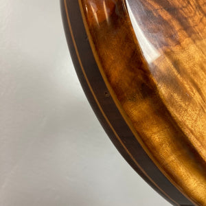 Close-up of the Kramer 650G Deluxe 1986 guitar's varnished wood surface, highlighting craftsmanship and iconic design.