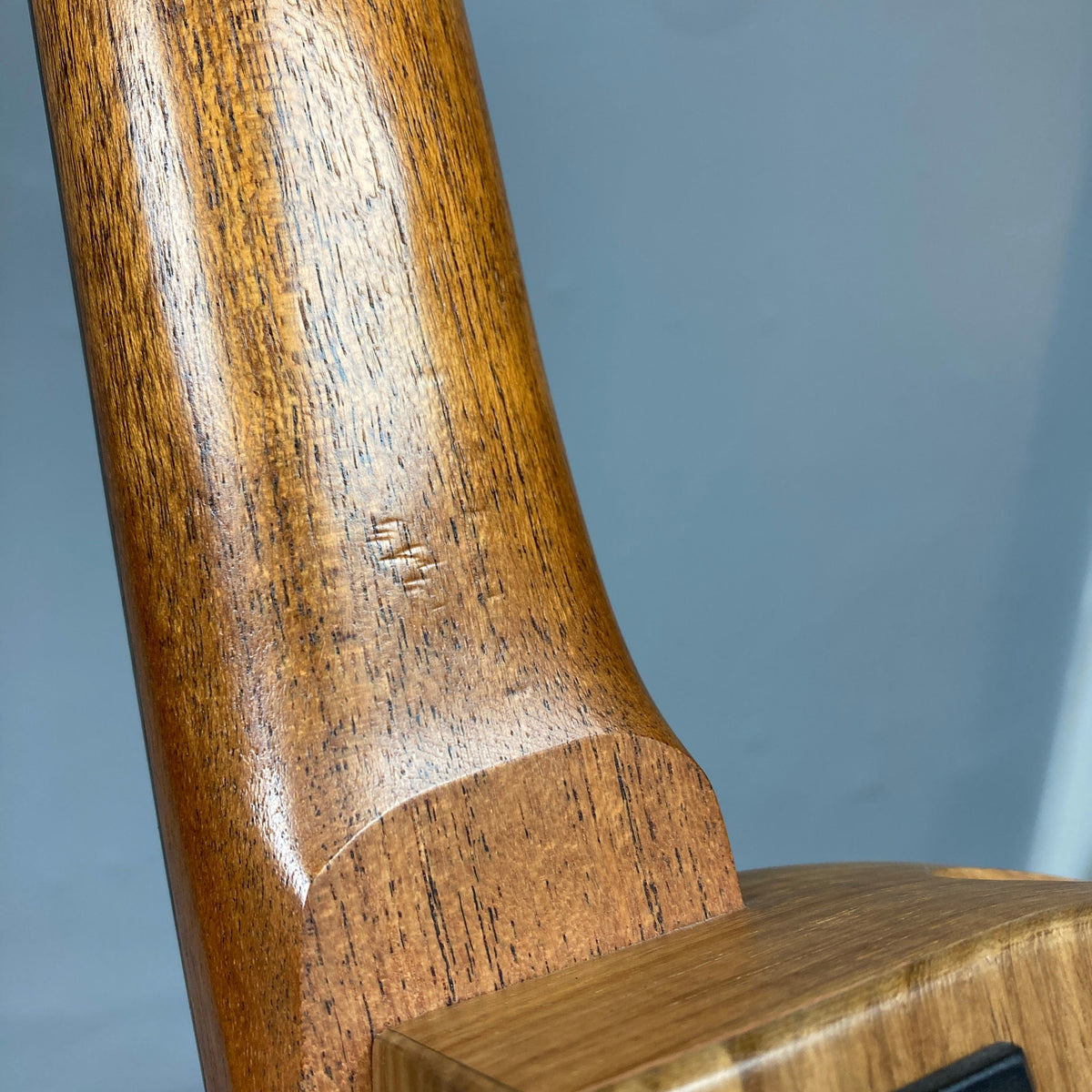 Close-up of the wooden neck of the Murray Kuun Coupe Natural Acoustic Guitar, highlighting its craftsmanship and detailing.