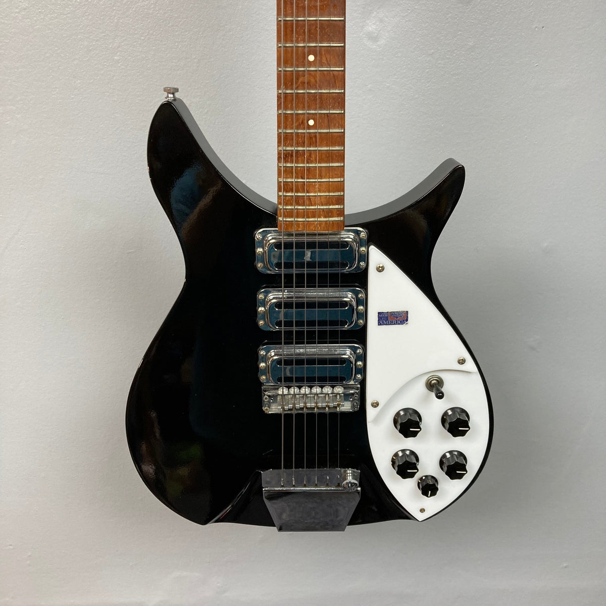 Rickenbacker 325C64 Jetglo 2007 guitar, featuring a classic &#39;60s rock design and vintage knobs.