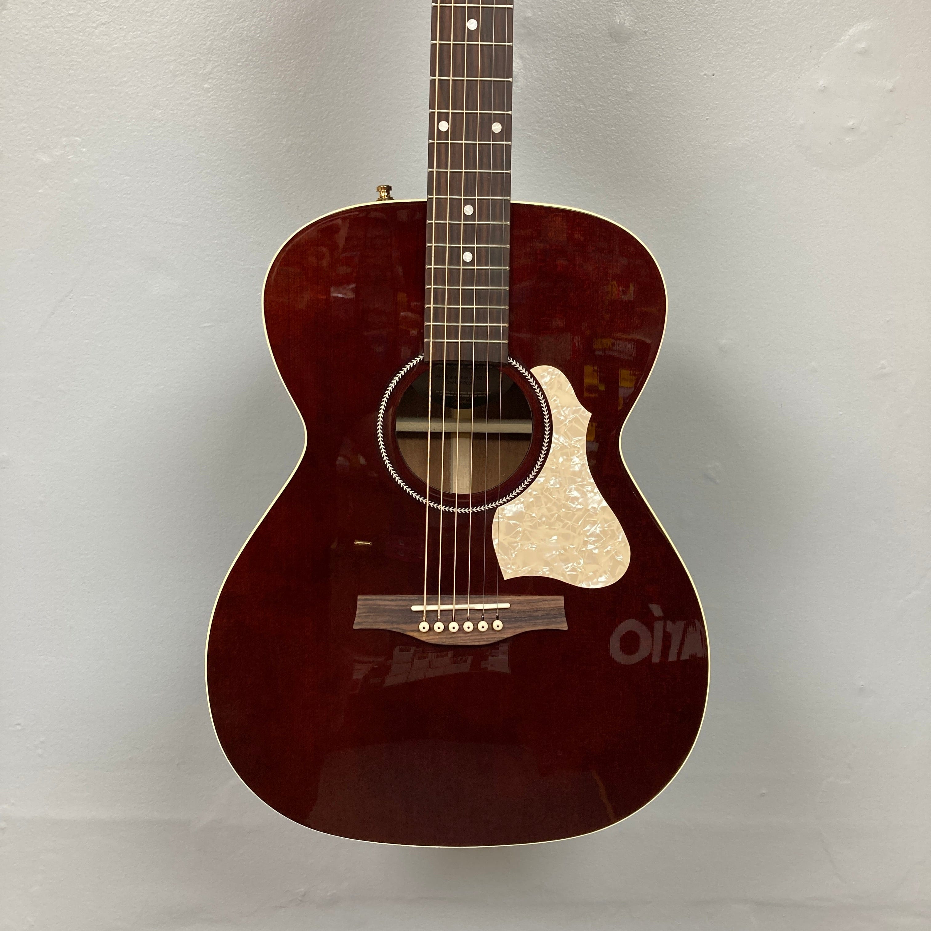 Seagull M6 Ruby Red Acoustic-Electric: Perfect for Performances