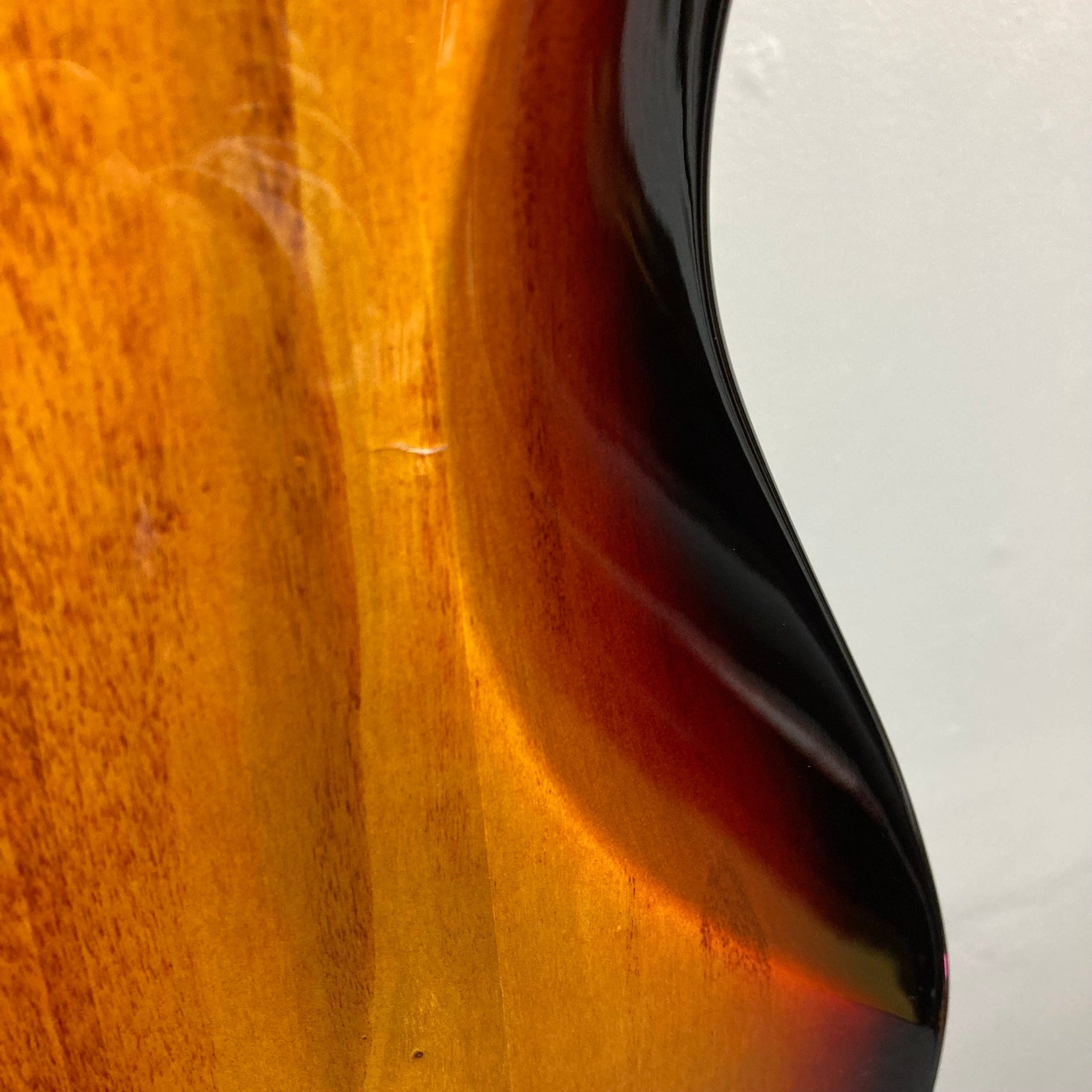 Squier Classic Vibe Bass VI 3 Tone Sunburst Refurb