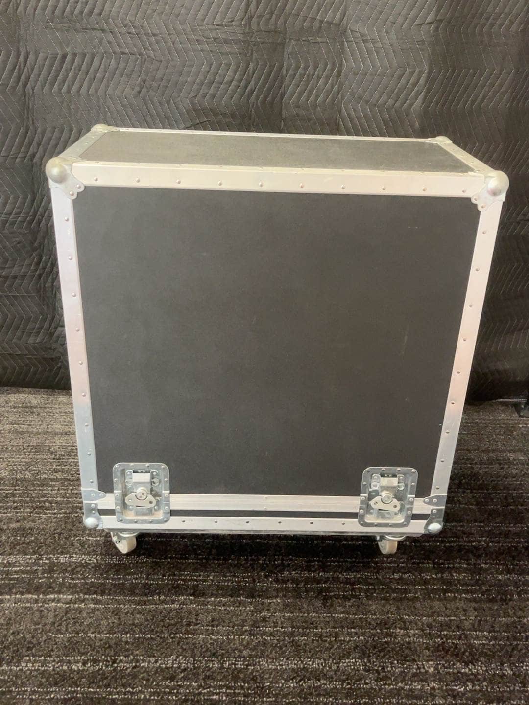 Front view of wheeled heavy duty 4x12 cabinet flight case