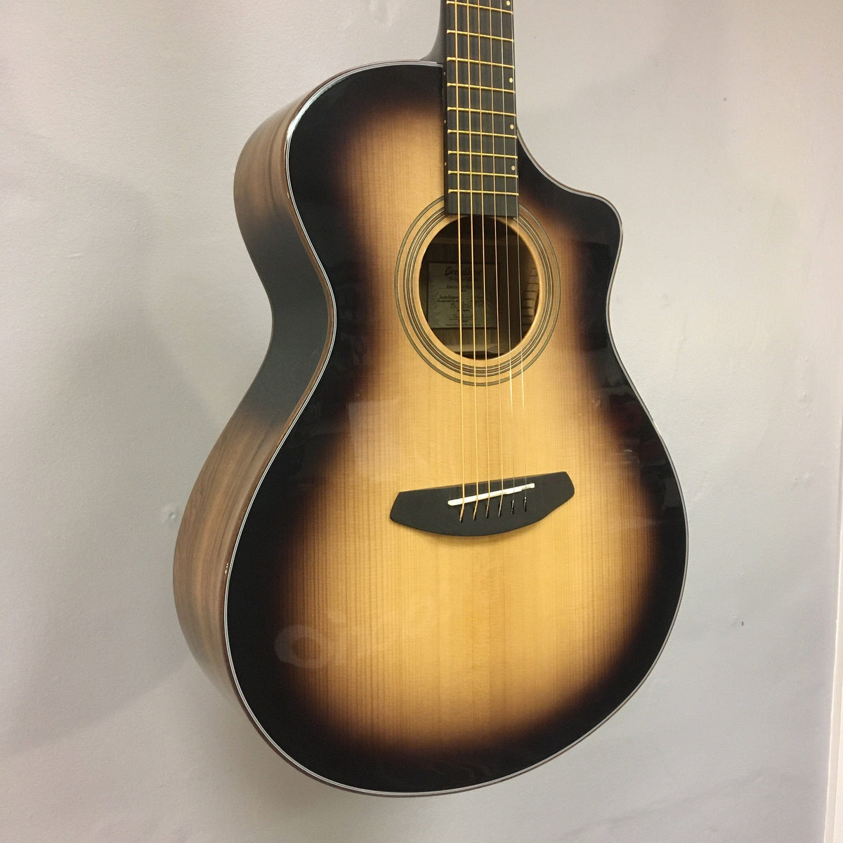 Breedlove Artista Concert Suede Burst CE B-Stock Guitars...