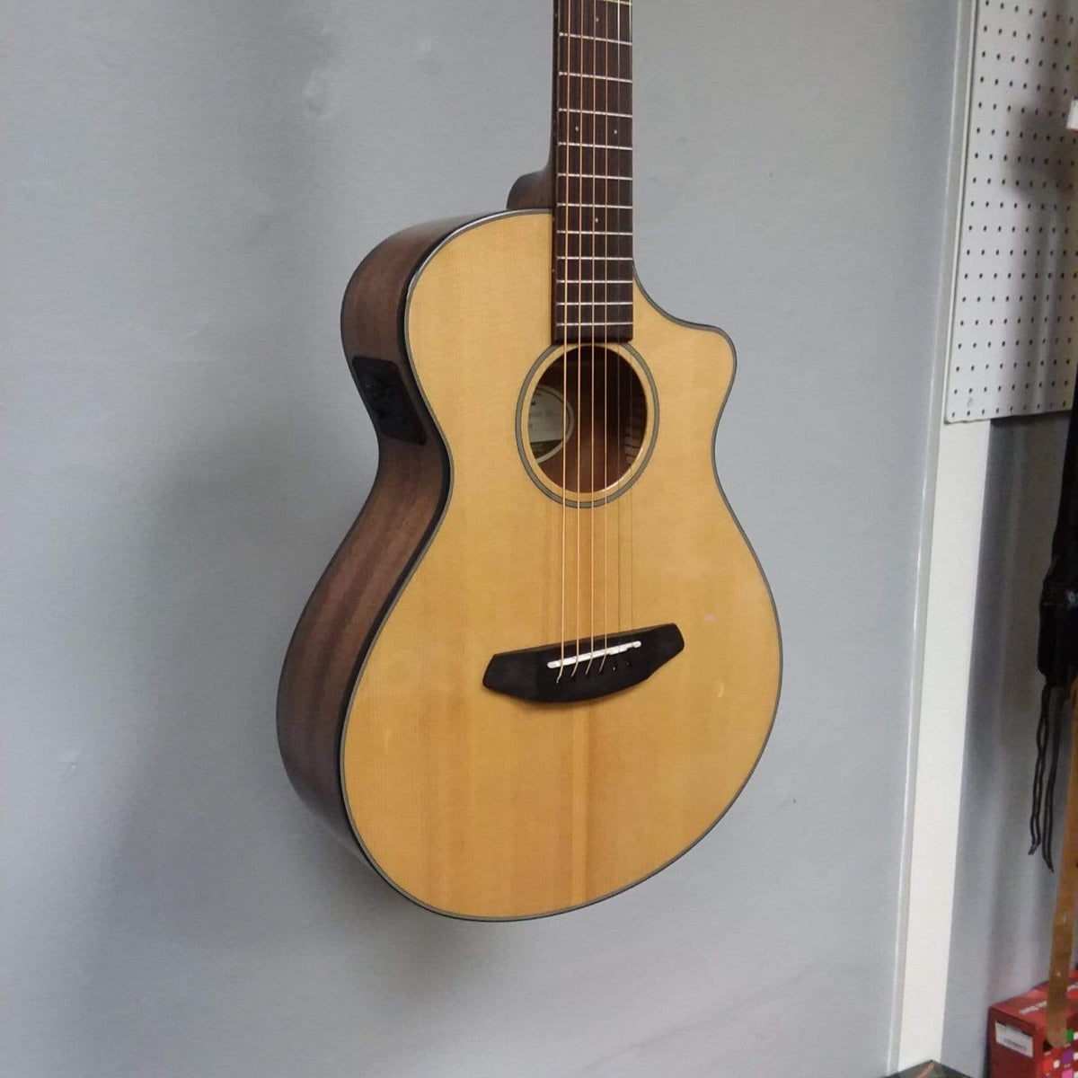 Breedlove Discovery Companion CE Sitka Mahogany Guitars...