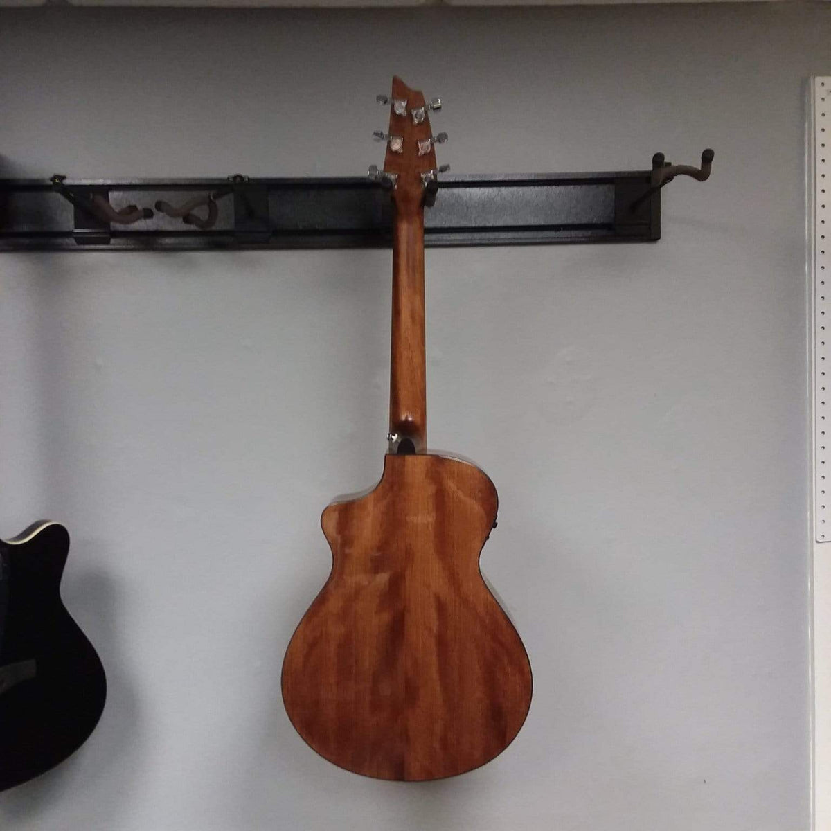 Breedlove Discovery Companion CE Sitka Mahogany Guitars...