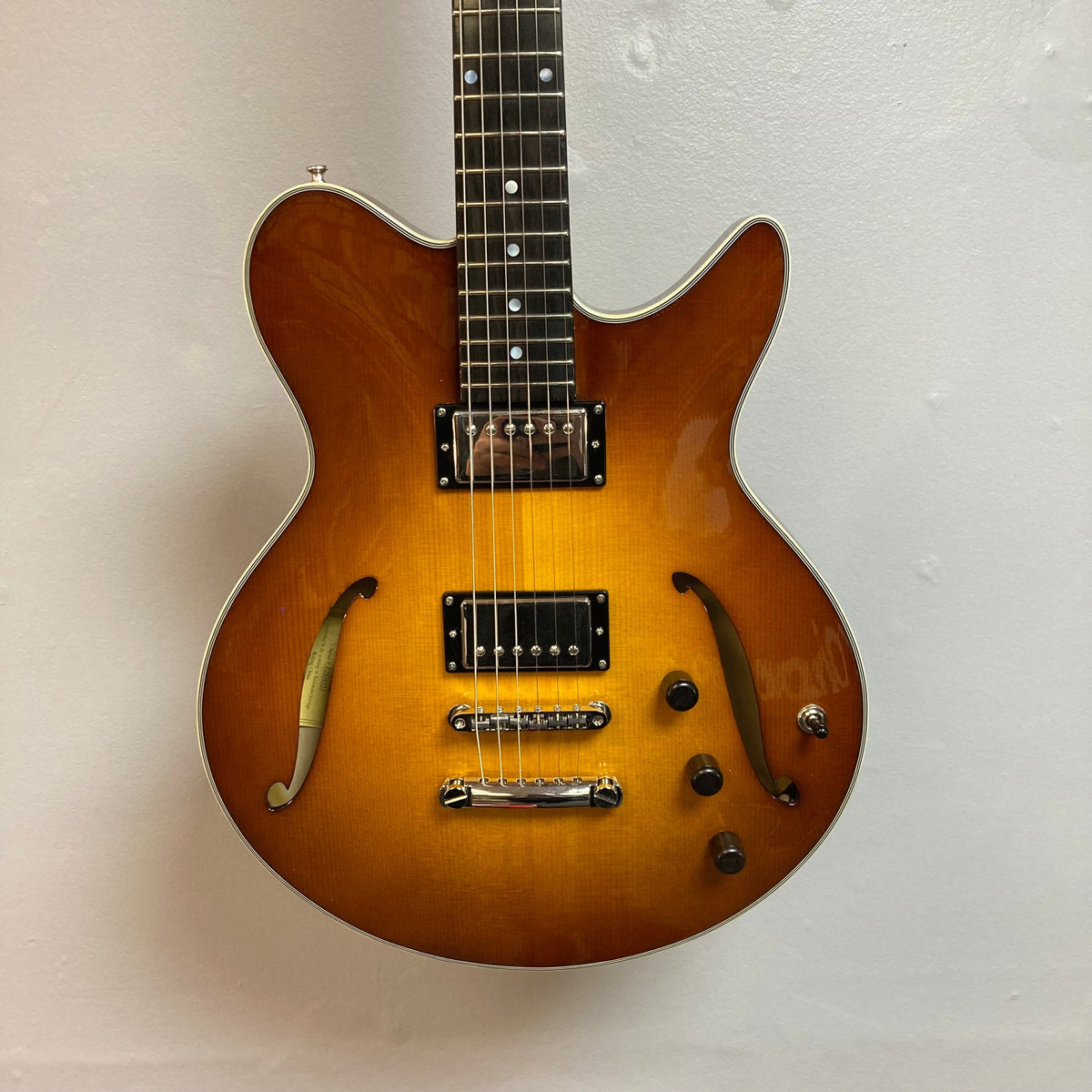 Eastman Romeo Goldburst w/Hardcase Guitars on Main