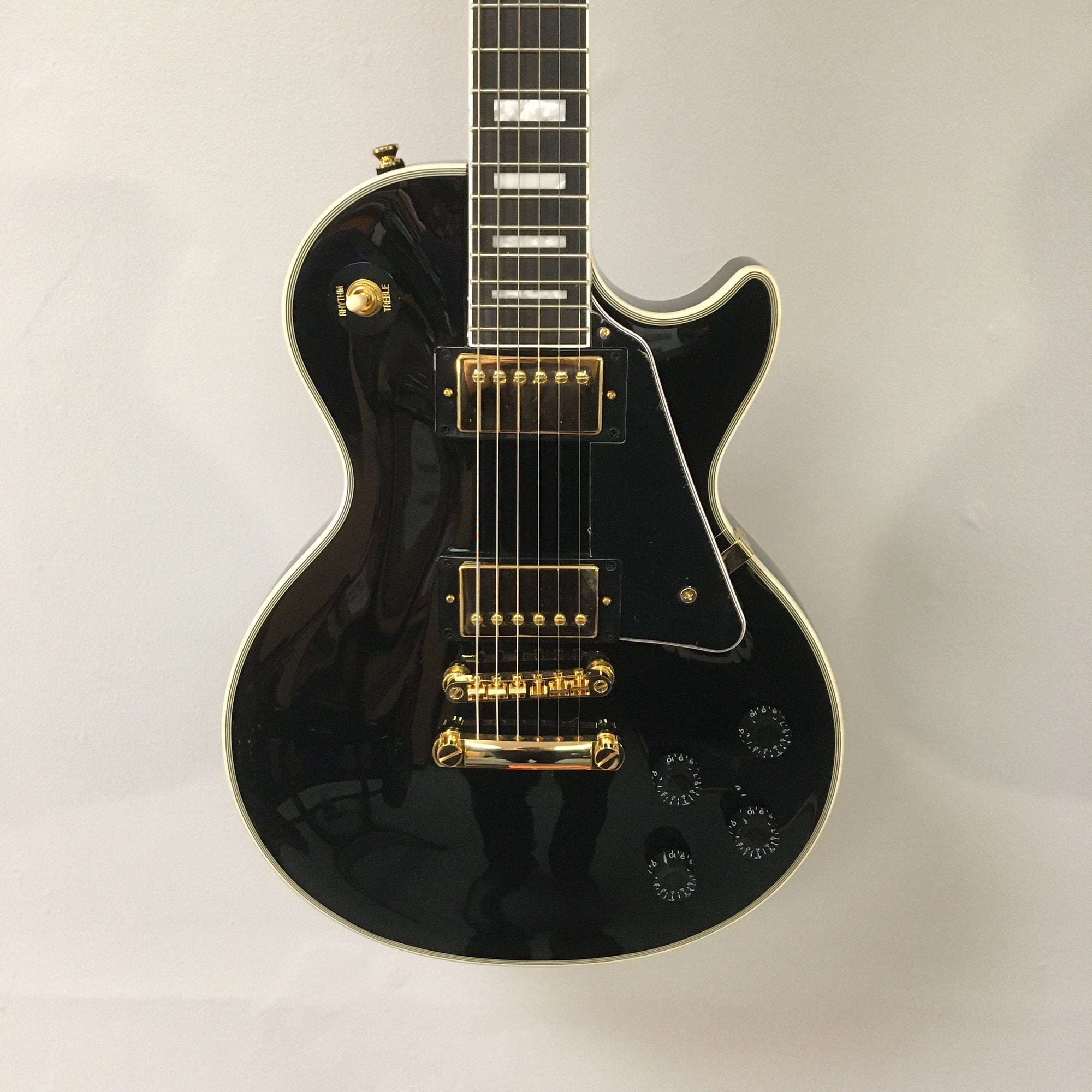 2022 Epiphone Les Paul Custom Ebony features gold hardware and white binding, equipped with Gibson pickups. Includes a Gator case for protection.