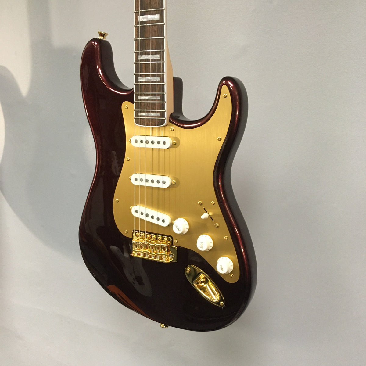 Squier 40th Anniversary Gold Edition Stratocaster Ruby...